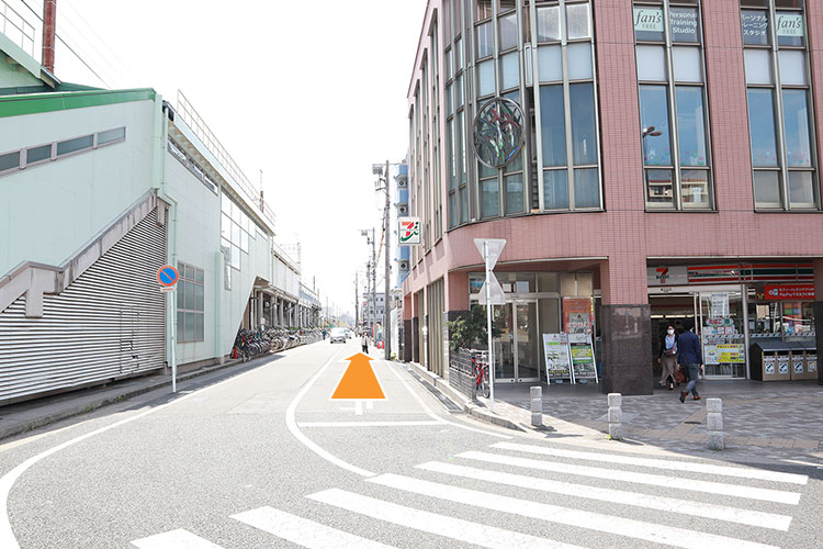 セブンイレブンと駅との間の道を進みます