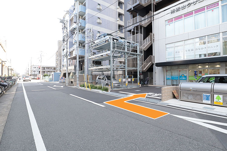 セブンイレブンの隣のビル1階です