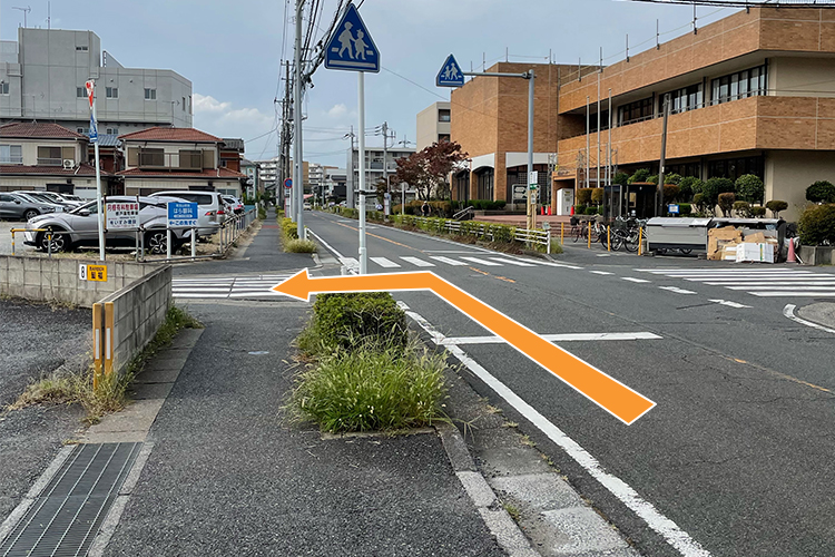 イラストマップを参照のうえ進んでいただき、右手に南流山センターが見えたら左折してください。